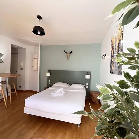 Service - En Face Du Musee - 5 Paříž