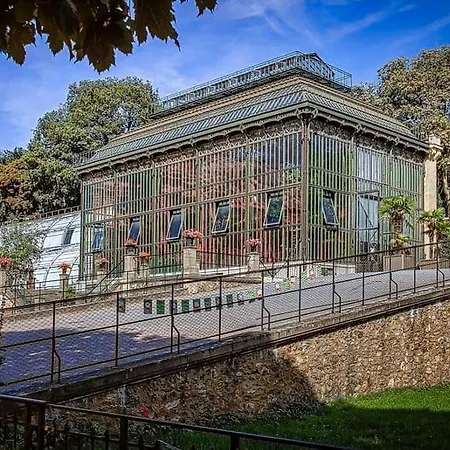 Service - En Face Du Musee - 5 *