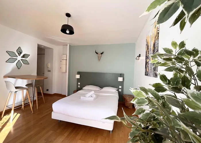 Service - En Face Du Musee - 5 Paříž