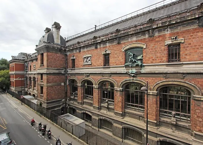 Service - En Face Du Musee - 5 *