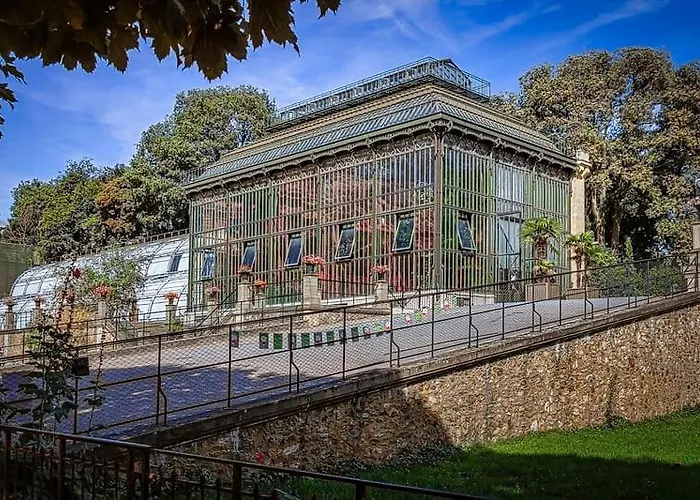 Service - En Face Du Musee - 5 *