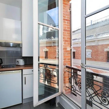 Service - En Face Du Musee - 5 * Parijs