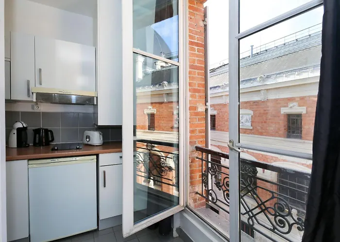 Service - En Face Du Musee - 5 * Parijs